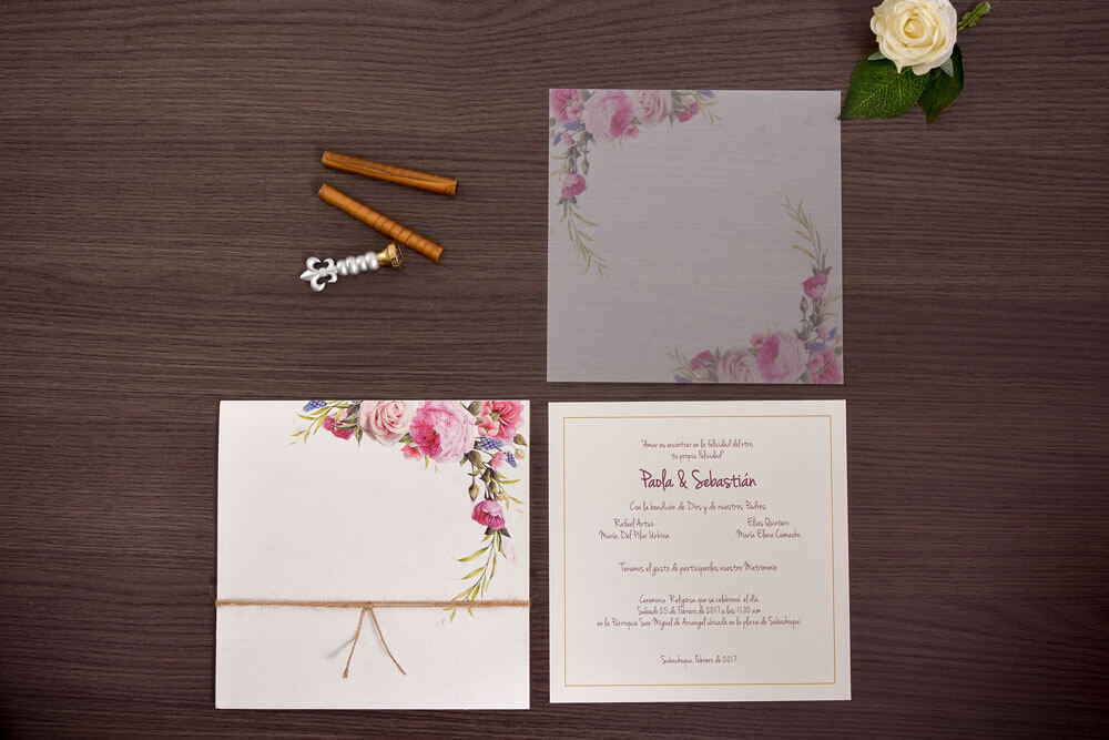 Invitación de matrimonio con rosas en acuarela y cordel de fique