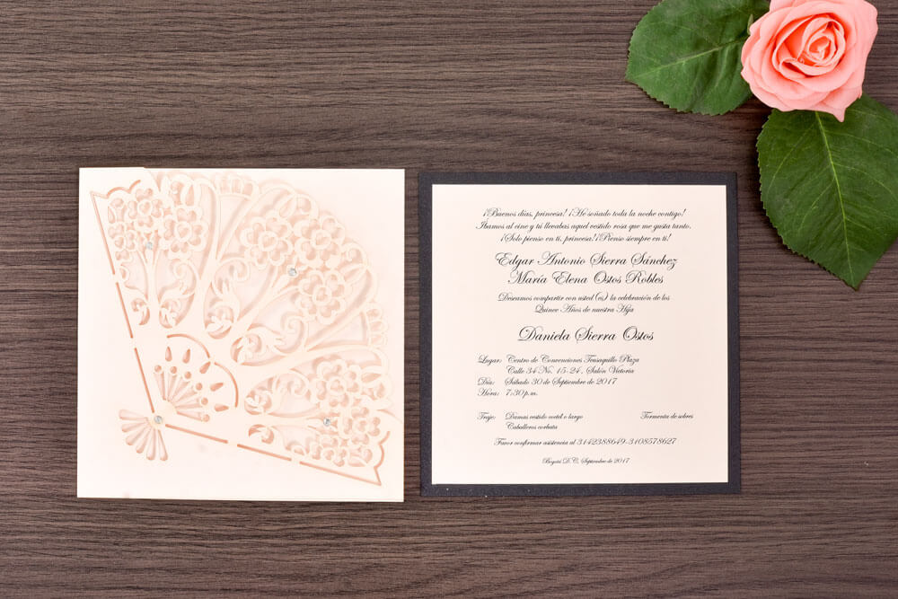 Invitación de 15 años con abanico en corte láser y cristales
