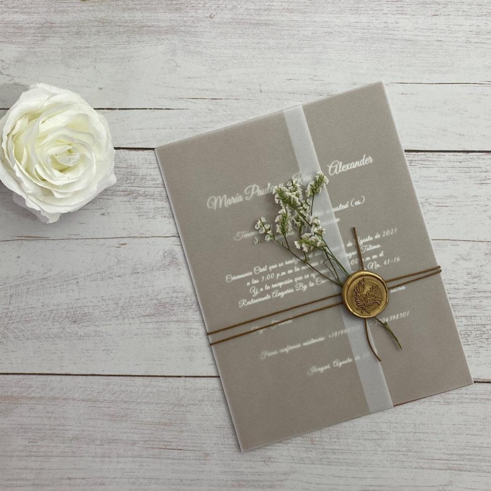 Invitación de matrimonio con vellum, lacre dorado y flor seca