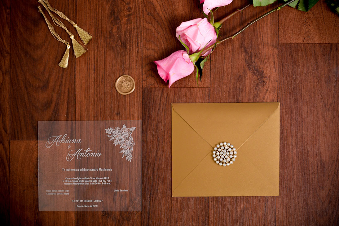 Invitación de matrimonio en acrílico con sobre dorado