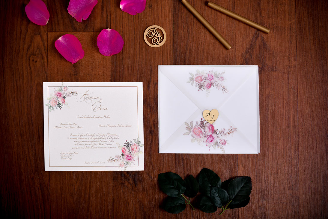 Invitación de matrimonio con marco cobre y corazón de madera