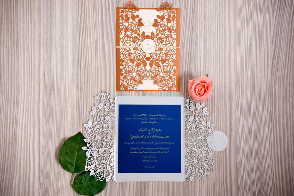 Invitación de matrimonio con rosas en corte láser y base azul rey